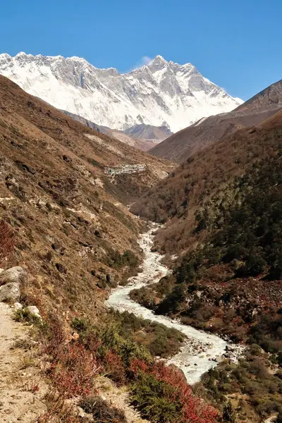 Arka planda Imja Khola Nehri, Nuptse Dağı 'nın önündeki Shomare köyü, Everest ve Lhotse Dağı, Everest Merkez Kampı Trek Dağı, EBC, Nepal 2022