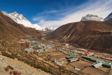 Dingboche köyü, Lhotse Dağı ve Ada tepesi, vadinin sonundaki Everest Ana Kamp Yolu, EBC, Nepal 2022 'de görülebilir.