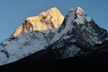 Günbatımında Amphu Gyabjen Dağı ve Ama Dablam Dağı 'nın zirveleri, Dingboche köyü, Everest Ana Kamp Yolu, EBC, Nepal 2022