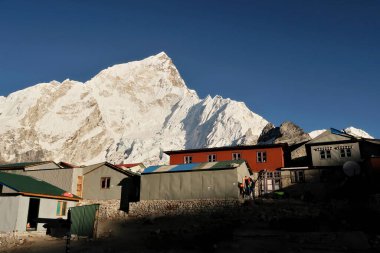 Gorakshep köyünün evleri, Gorak Shep gün batımında Nuptse Dağı 'nın önünde altın saat, Everest Ana Kamp Trek, EBC, Nepal 2022
