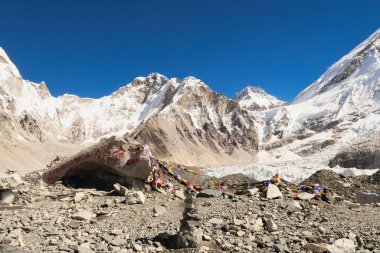 Everest Tepesi 'nin ana kampında, büyük bir kaya, kırmızı grafiti püskürtülmüş, boyalı bir kaya, arka planda Khumbutse Dağı ve Changtse, Everest Ana Kamp Trek, EBC, Nepal 2022