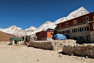 Çay evi, Gorakshep 'deki ev, Gorak Shep köyü, Everest Dağı' nın önü, West Ridge of Everest, Changtse ve Khumbutse, Everest Ana Kamp Trek, EBC, Nepal 2022