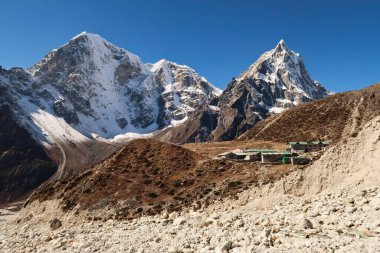 Tobuche Dağı, Taboche ve Cholatse Dağı, Everest Kampı, EBC, Nepal 2022 'nin önündeki Dughla, Thukla köyüne bakın.