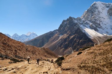 Dughla, Thukla köyünden Pheriche köyüne, Kangtega Dağı 'na, Thamserku Dağı' na, arkadaki Tobuche Dağı 'na, Everest Ana Kamp Yolu, EBC, Nepal 2022