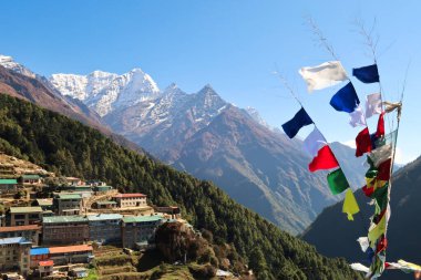 Namche Çarşısı 'na, yanında renkli dua bayrakları olan çarşıya ve arka planda Kusum Kanguru Dağı' na, Kangguru Dağı 'na Everest Ana Kamp Yolu' na, EBC 'ye, Nepal 2022' ye bakın.