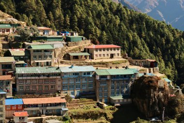 Namche Çarşısı, Bazar Everest Tepesi Ana Kamp Gezisi, EBC, Nepal 2022 'nin renkli bir mahallesindeki çay evleri ve binalara bakın.