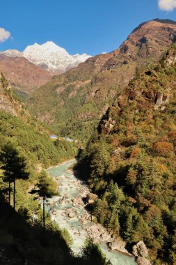 Imja Khola Nehri 'nin yanındaki Benkar köyüne bakın, Thamserku Dağı' nın zirvesi arka planda yükseliyor, Everest Ana Kamp Trek Dağı, EBC, Nepal 2022