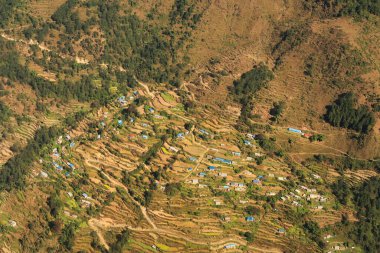 Lukla 'dan Kathmandu' ya giden uçağın penceresinden uzak bir dağ köyüne, pirinç terasları arasındaki geleneksel evlere, Everest Ana Kamp Gezisine, EBc 'ye, Nepal 2022' ye bakın.
