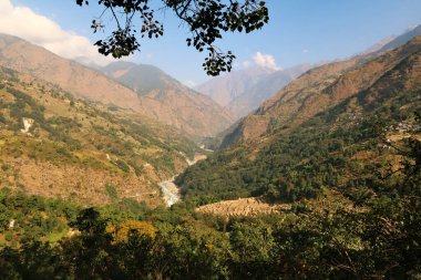 Bahundanda köyünden Marsyangdi Nehri vadisine doğru Ghermu ve Syange köyü, Annapurna Circuit Trek, Nepal 2022