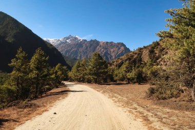 Dhukur, Dhikur Pokhari ve Yukarı Pisang arasındaki yol, Annapurna II 'nin kuzey sırtı, Annapurna Pisti, Nepal 2022
