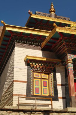 Yukarı Pisang, Annapurna Circuit Trek, Nepal 2022 'deki Tibet Budist Tapınağı cephesinin renkli detayları.