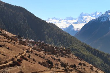 Manang 'a giden patikadan Ghyaru köyüne, Lamjung Kailas Dağı' nın, Himal 'in, Annapurna Pisti' nin, Nepal 2022 'nin karlı zirvesinin önüne bakın.
