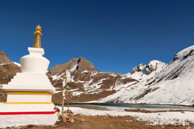 Budist bir stupa, Buz Gölü 'nün önündeki pagoda, Kicho Tal, Khicho Buz Gölü güneşli bir günde, Manang yakınlarında, Annapurna Pist Yolu, Nepal 2022