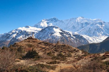 Buz Gölü yolunda, Annapurna II ve IV 'ün önündeki Budist bir stupaya bakın, Manang, Annapurna Circuit Trek, Nepal 2022