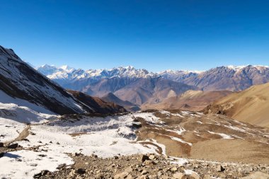 Thorong La 'dan Thorung La' ya, Thorang La 'dan Muktinath' a, dağ sırasının önünde küçük bir sırt, Annapurna Pisti, Nepal 2022