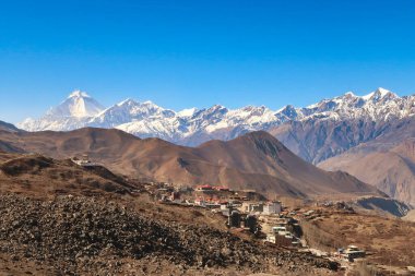 Muktinath, Ranipauwa ve Guru Rinpoche manzaralı bir dağ sırasının önünde solda Dhaulagiri I, Annapurna Circuit Trek, Nepal 2022