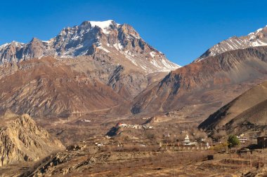Jangchup Choeten Tapınağı, Pagoda, Jharkot köyü ve Thorong 'un önündeki Muktinath kasabası, Thorung La Pass, Annapurna Pisti, Nepal 2022