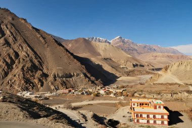 Mustang 'deki küçük bir kasaba olan Kagbeni' nin etrafı, kurak, çölvari manzaralarla çevrili, Annapurna Pisti, Nepal 2022