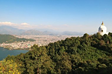 Dünya Barış Pagoda 'sına Phewa Gölü' ndeki Pokhara kasabasının önünde, Pumdikot Dini Bölgesi 'ndeki Şiva heykeline giderken bakın, Nepal 2022