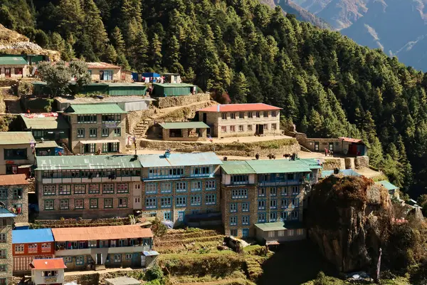 Namche Çarşısı, Bazar Everest Tepesi Ana Kamp Gezisi, EBC, Nepal 2022 'nin renkli bir mahallesindeki çay evleri ve binalara bakın.