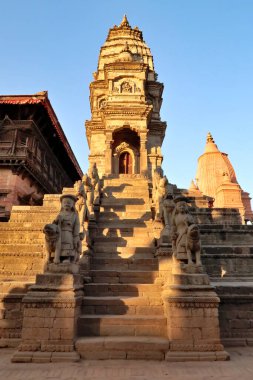 Durbar Meydanı, Bhaktapur, Nepal 2022 'de Siddhi Lakshmi, Laxmi, Vatsala, Lohan Dega Tapınağı' na çıkan merdivenleri iki sıra taş muhafız ve heykel kaplıyor.
