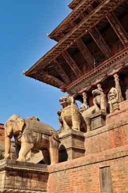 Nyatapola Tapınağı 'nda, taş heykeller, bekçiler ayrıntılı çatı inşaatı, Bhaktapur, Nepal 2022' nin önündeki merdivenlerin yanında sıraya dizildiler.