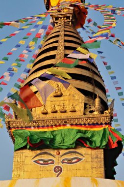 Swayambhunath Stupa Tapınağı 'nın tepesinde birçok renkli bayraklar rüzgarda dans ediyor altın bir yüzün etrafında, Katmandu, Nepal 2022