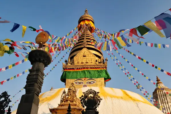 Swayambhunath Stupa, Tapınağın altın saati, altın tepesi bir yüzle boyanır ve rüzgarda dans eden renkli bayraklarla süslenir, Kathmandu, Nepal 2022