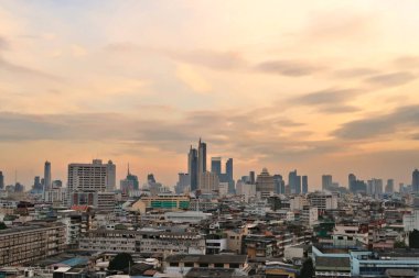 Gün batımından önce Bangkok 'un ufuk çizgisine bak, bulutlu gökdelenler altında, Tayland 2023