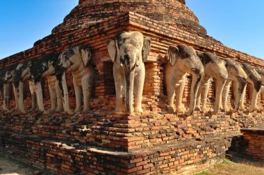 Wat Sorasak 'taki birçok fil heykeli, Sarasak Pagoda, Tarihi Park' taki tapınak, arkeolojik alan, antik Sukhothai kalıntıları, Tayland 2023