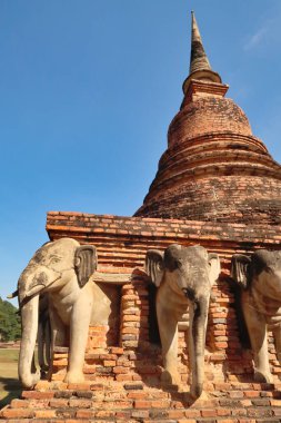 Fil heykelleri, Wat Sorasak 'taki heykeller, Sarasak Pagoda, Tarihi Park' taki tapınak, arkeolojik alan, antik Sukhothai kalıntıları, Tayland 2023
