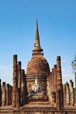 Wat Sa Si 'nin önündeki Buda heykeli, Wat Sri Tapınağı tarihi park, arkeolojik alan, antik Sukhothai kalıntıları, Tayland 2023
