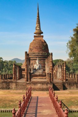 Wat Sa Si 'ye giden kırmızı tahta köprü, Wat Sra Sri Tapınağı tarihi park, arkeolojik alan, antik Sukhothai kalıntıları, Tayland 2023