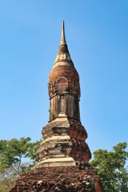 Wat Tra Phang Ngoen 'in Chedi' si, Wat Traphang Ngoen Tapınağı, ayakta duran beyaz Buda heykeli, heykel, rahatlama, tarihi park, arkeolojik alan, antik Sukhothai kalıntıları, Tayland 2023
