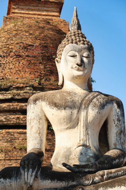 Wat Sa Si 'deki beyaz Buda heykeli, Wat Sra Sri Tapınağı' ndaki tarihi park, arkeolojik alan, antik Sukhothai kalıntıları, Tayland 2023