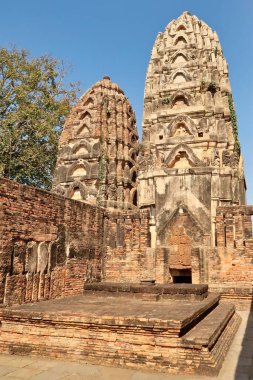 Wat Si Sawai 'nin iç avlusunda, Wat Sri Sawai Tapınağı tarihi park, arkeolojik alan, antik Sukhothai kalıntıları, Tayland 2023