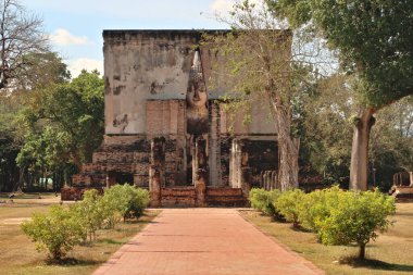 Wat Si Chum Tapınağı 'nın ön manzarası Phra Achana, büyük bir Buda heykeli, tarihi park, arkeolojik alan, antik Sukhothai kalıntıları, Tayland 2023