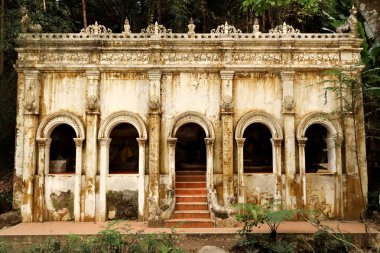 Wat Pha Lat Tapınağı 'nın meditasyon noktasında Doi Suthep Tapınağı' nın yanındaki tarihi bina Chiang Mai, Tayland 2023