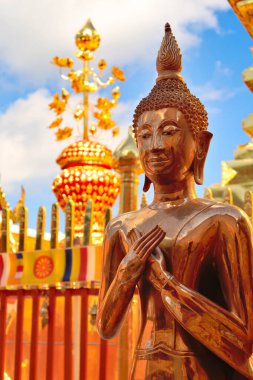 Altın merkezi stupanın yanındaki bronz renkli Buda heykellerinden biri, Wat Phra Doi Suthep Tapınağı 'nın pagoda' sı, Chiang Mai, Tayland 2023