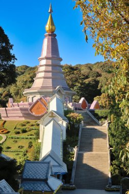 Kraliçe Pagoda 'sına ve ona çıkan uzun merdivenlere bakın, Doi Inthanon Ulusal Parkı, Chiang Mai, Tayland 2023