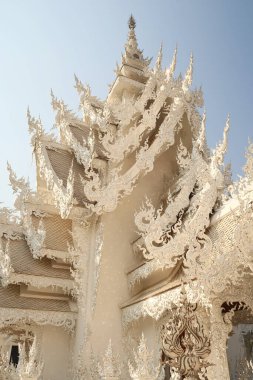 Beyaz Tapınak 'ın, Wat Rong Khun' un, Chiang Rai 'nin, Tayland 2023' teki binasının çatısı.