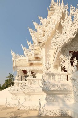 Beyaz Tapınak binalarından birinin ön cephesi ve çatısı Wat Rong Khun, Chiang Rai, Tayland 2023