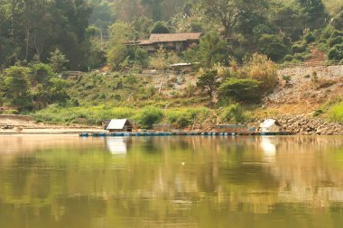 Tayland 'dan Laos' a giden yavaş tekneden Mekong nehrinin kıyısına bir su kültürü tesisi olan Laos 2023 'e bakın.