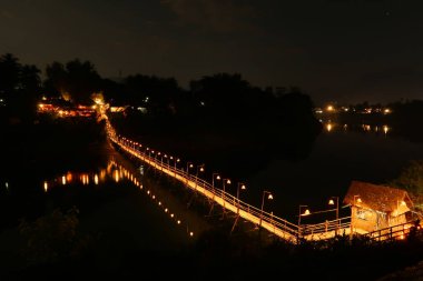Gece görüşü, Luang Prabang 'daki Nam Khan Nehri üzerindeki Bambu Köprüsü, Laos 2023