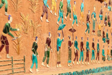 Wat Xieng tangasında renkli bir mozaik, Vat Xiengthong Tapınağı, Luang Prabang 'da bir Budist tapınağı, Laos 2023