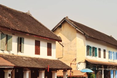 Eski şehir Luang Prabang, Laos 2023 'teki geleneksel koloni evlerini izleyin.