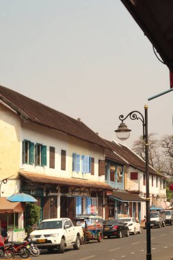 Eski şehir Luang Prabang, Laos 2023 'te geleneksel koloni evleri olan bir cadde.