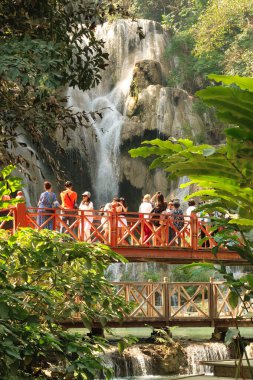 Birçok insan, Luang Prabang, Laos 2023 yakınlarındaki Kuang Şelalesi 'nin önündeki köprüde toplanıyor.