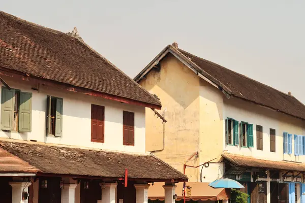 Eski şehir Luang Prabang, Laos 2023 'teki geleneksel koloni evlerini izleyin.