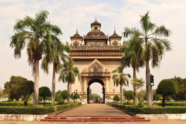 Vientiane şehir merkezinde bir savaş anıtı olan Patuxai Anıtı 'na bakın, Laos 2023